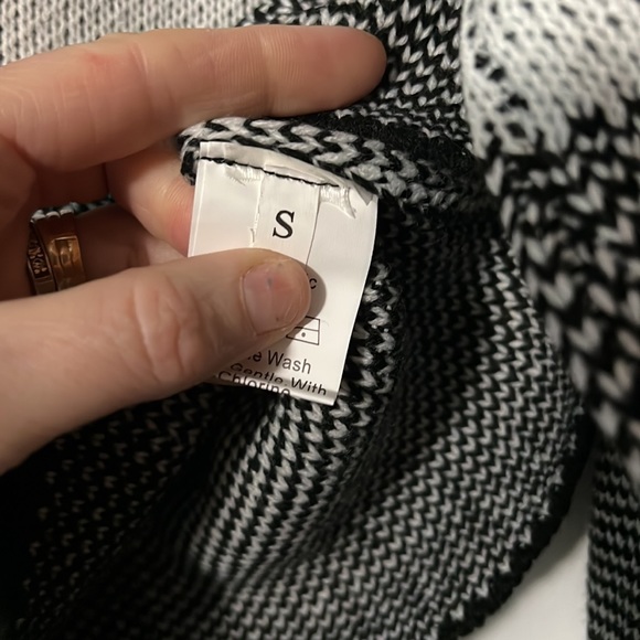 3/$20 Black & White Box Pattern Long Sleeve Crop Sweater - Picture 4 of 5